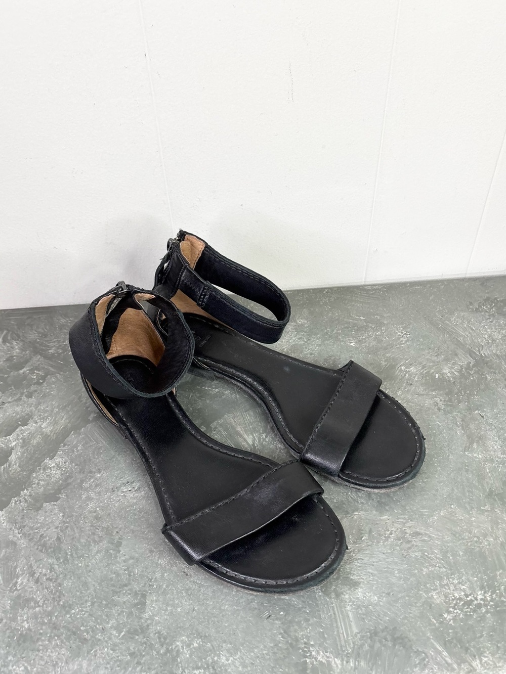 Frye black leather Carson ankle strap sandals size 7.5